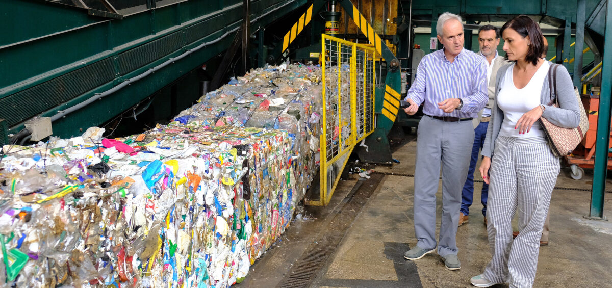 La alcaldesa visitando las instalaciones del Centro de Reciclado