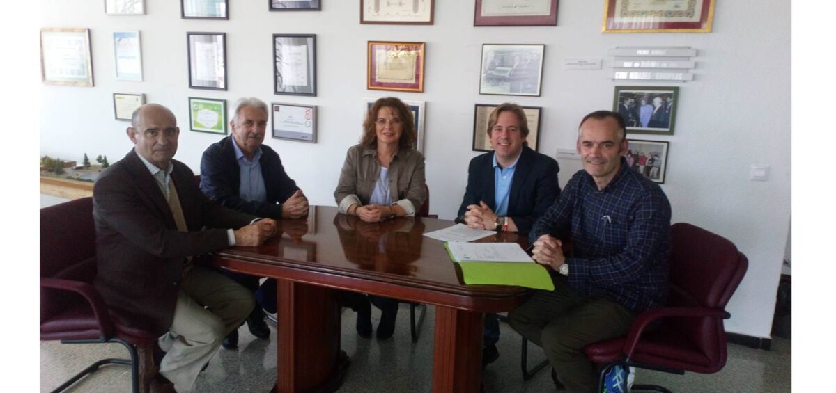 El alcalde de Reocín Pablo Diestro, acompañado de la presidenta de Amica, del concejal de sanidad y bienestar social del Ayuntamiento Antonio Pérez, junto a Joaquín Navamuel Vicepresidente de la entidad y Tomás Castillo su Director Gerente.