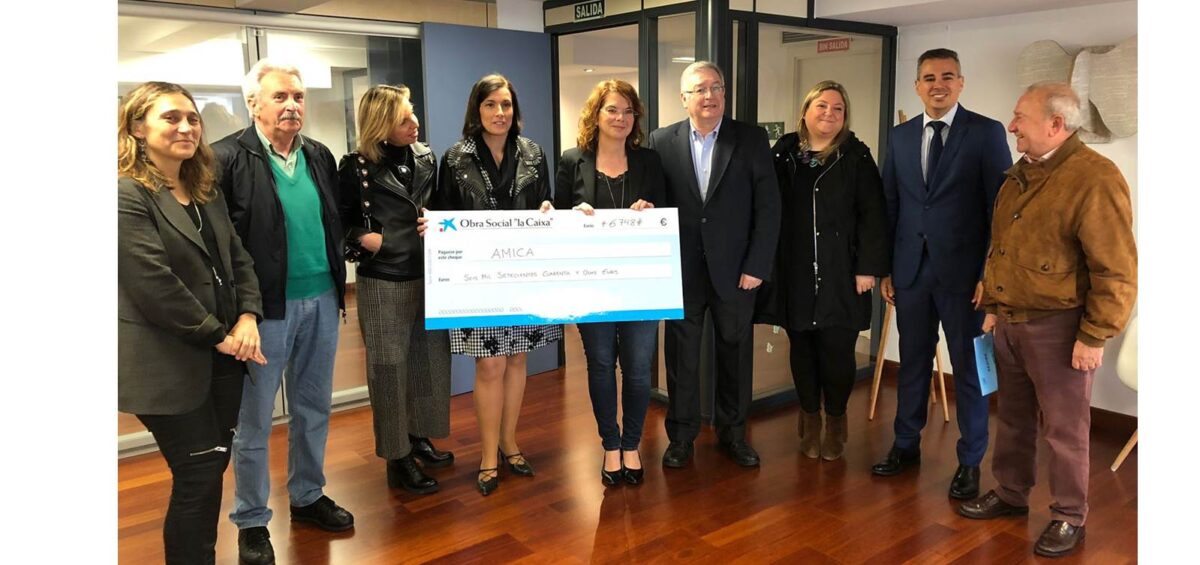 Foto de familia entrega cheque gala folclore cántabro 2018