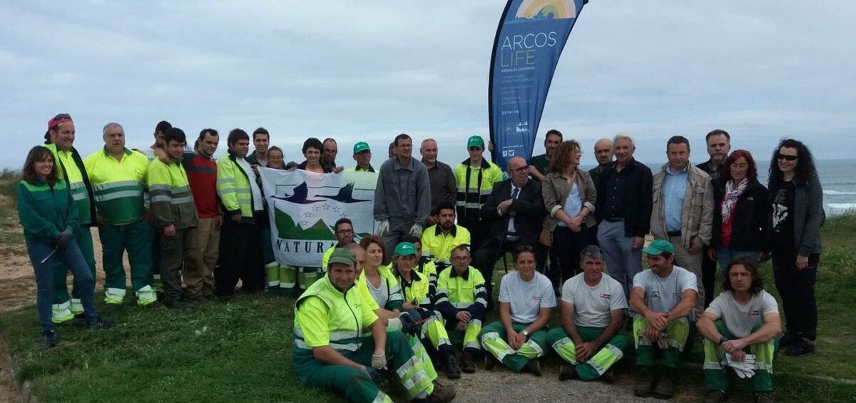 Grupo de voluntarios con Consejero y represetnates de las entidades colaboradoras