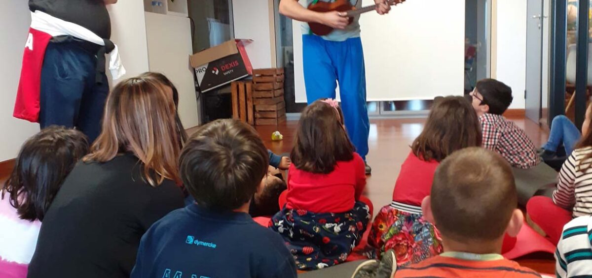 Cuentacuentos con música y peluches para las niñas y niños de Amica