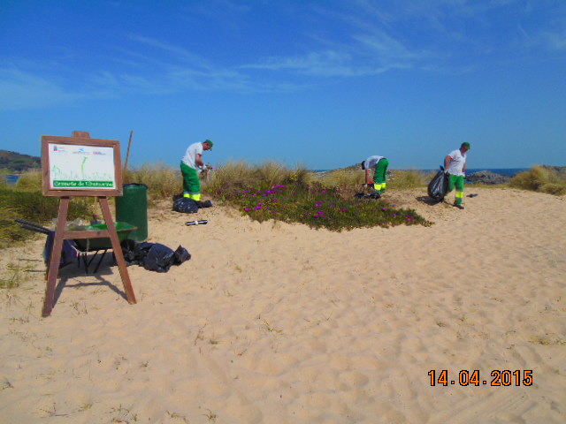 Trabajadores en el Parque Natural de las Marismas de Santoña, Victoria y Joyel.