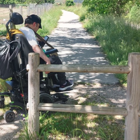 presentación de Amica con Fundación Camino Lebaniego de la guía de buenas prácticas para hacer más inclusivos los caminos de peregrinación Usuario de la entidad realiza el camino de Santiago