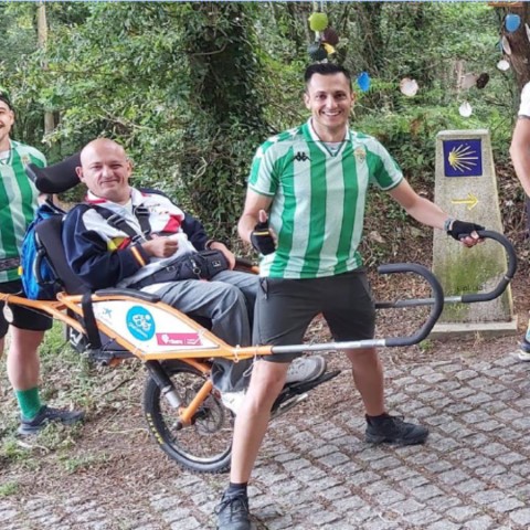 presentación de Amica con Fundación Camino Lebaniego de la guía de buenas prácticas para hacer más inclusivos los caminos de peregrinación Usuarios de Amica posan durante la realización del camino de Santiago