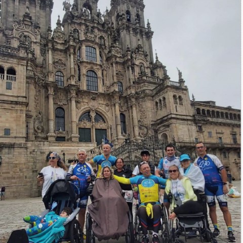 guía bbpp (5) Usuarios de la entidad posan delante de la Catedral de Santiago