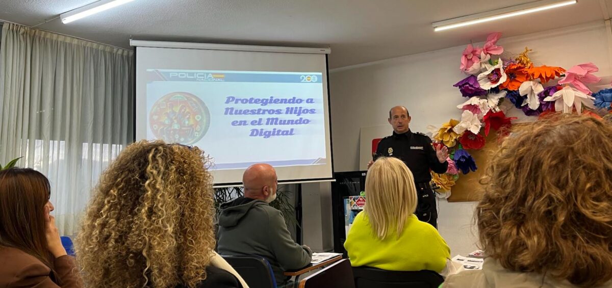 Charla impartida sobre el uso seguro de las redes sociales por la Policía Nacional de Torrelavega
