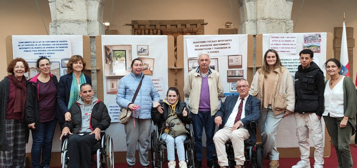 Foto con los carteles en el evento del CERMI de manifiesto con motivo del 3 de diciembre de 2024, Día internacional y europeo de las personas con discapacidad
