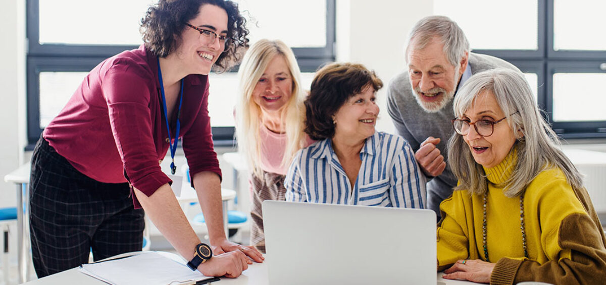 Amica impulsa la participación social en Santoña con talleres para mayores de 55 años