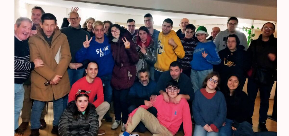 Personas del Banco del Tiempo de Amica posan en su 3ª quedada Navideña