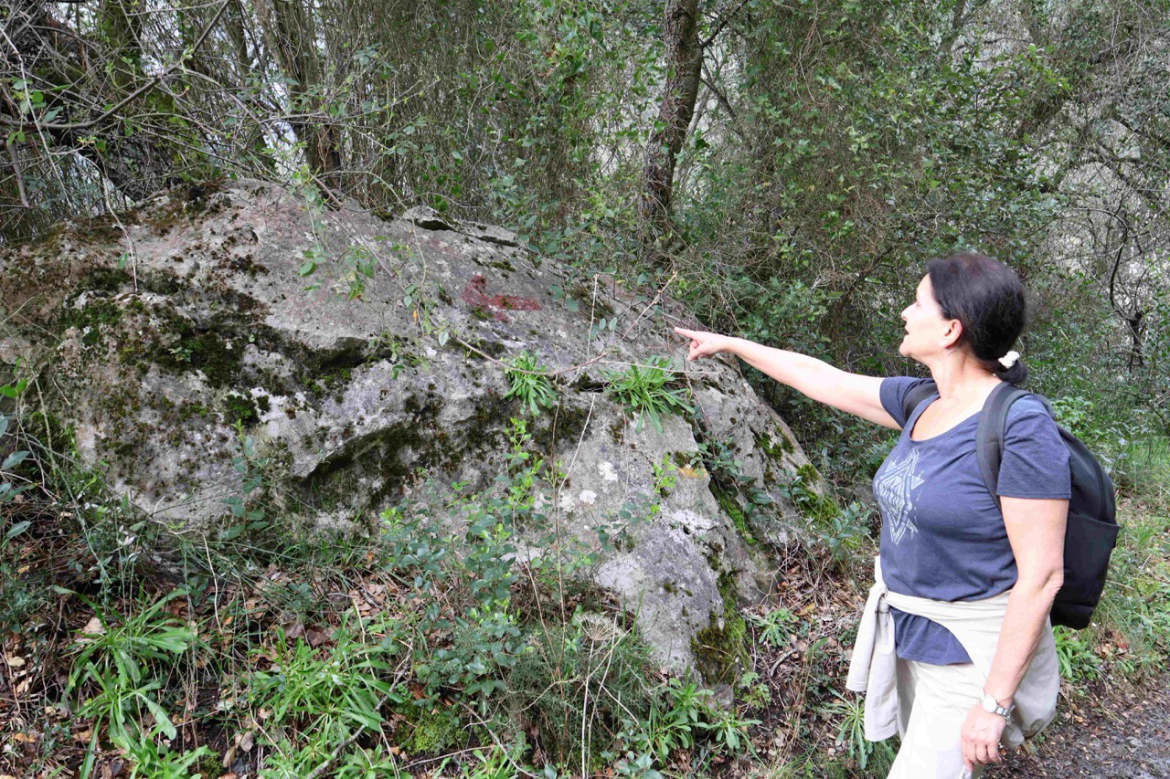IMG_2322 ULTREIA en tamaño grande Persona señalando flecha inscrita en una roca en la naturaleza