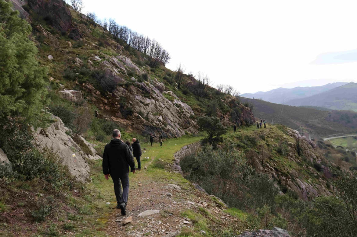 IMG_2421 ULTREIA en tamaño grande Personas caminando por un sendero natural