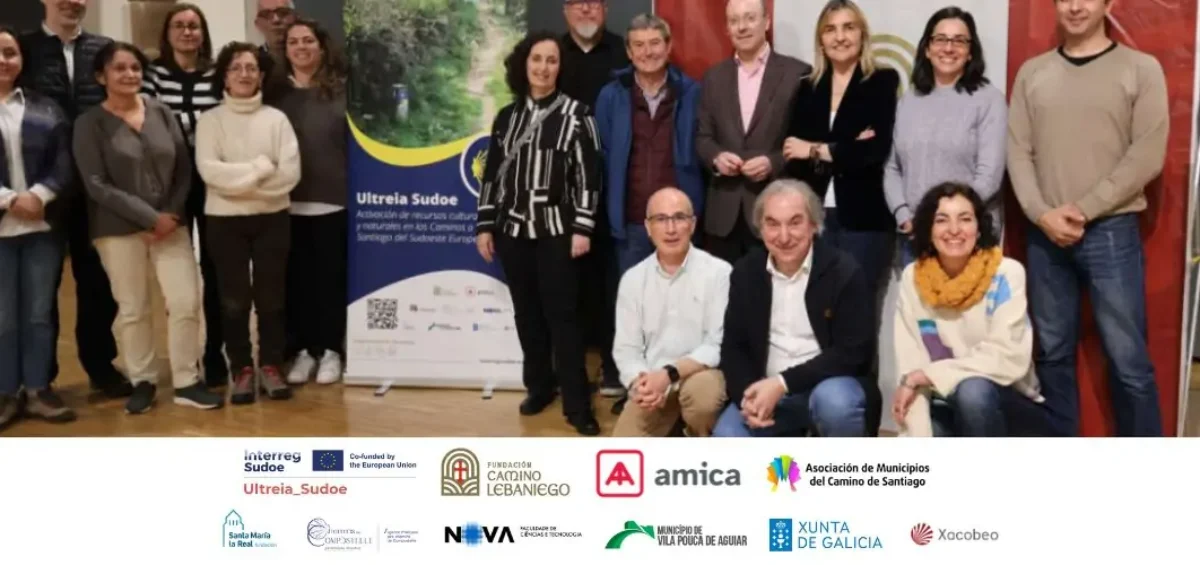 Reunión de los integrantes del programa Ultreia Sudoe posando junto al cartel del mismo programa