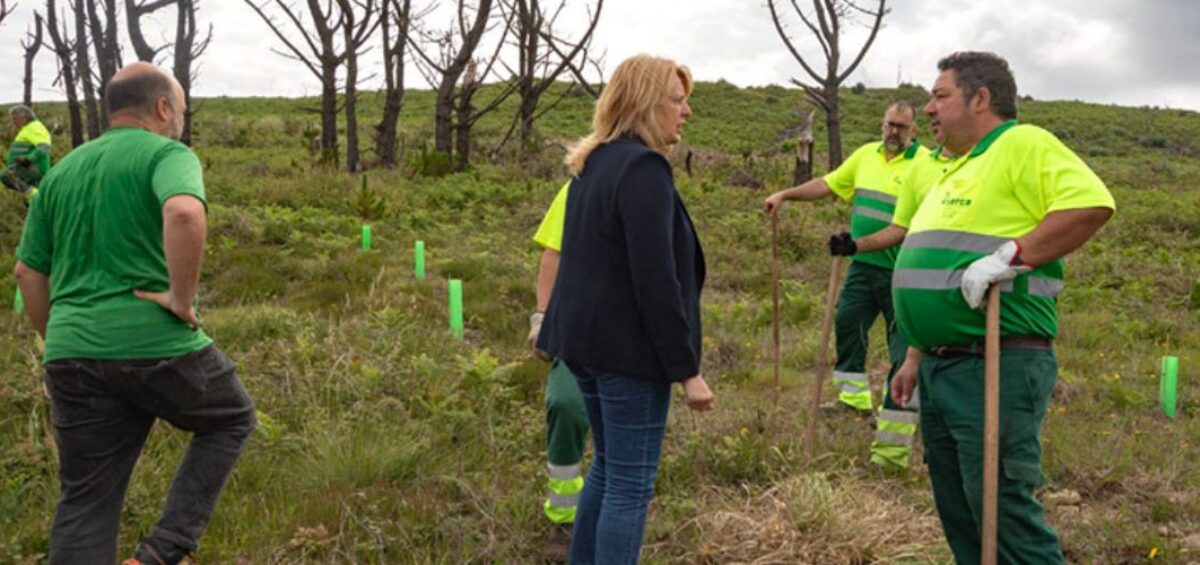 La consejera de Desarrollo Rural, María Jesús Susinos, ha visitado los trabajos del proyecto Life Coop Cortaderia