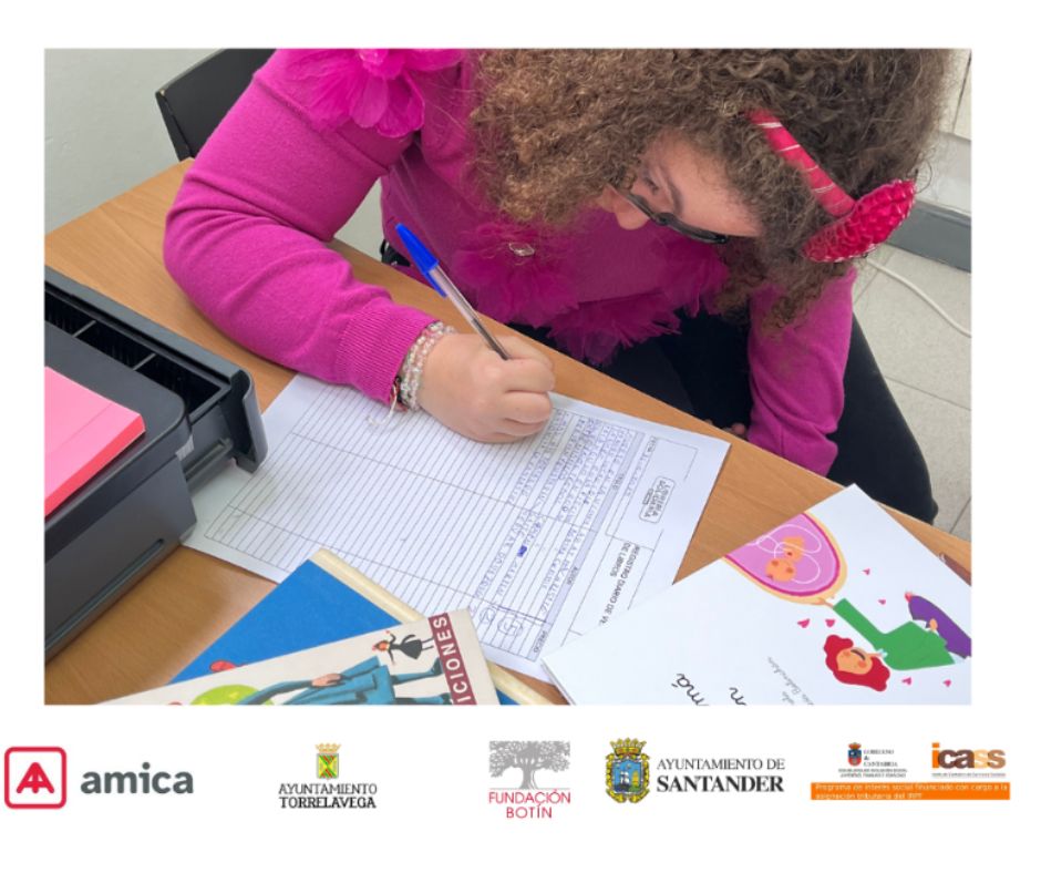 Niña apuntando en una hoja los libros vendidos en la librería Solidaria de Amica