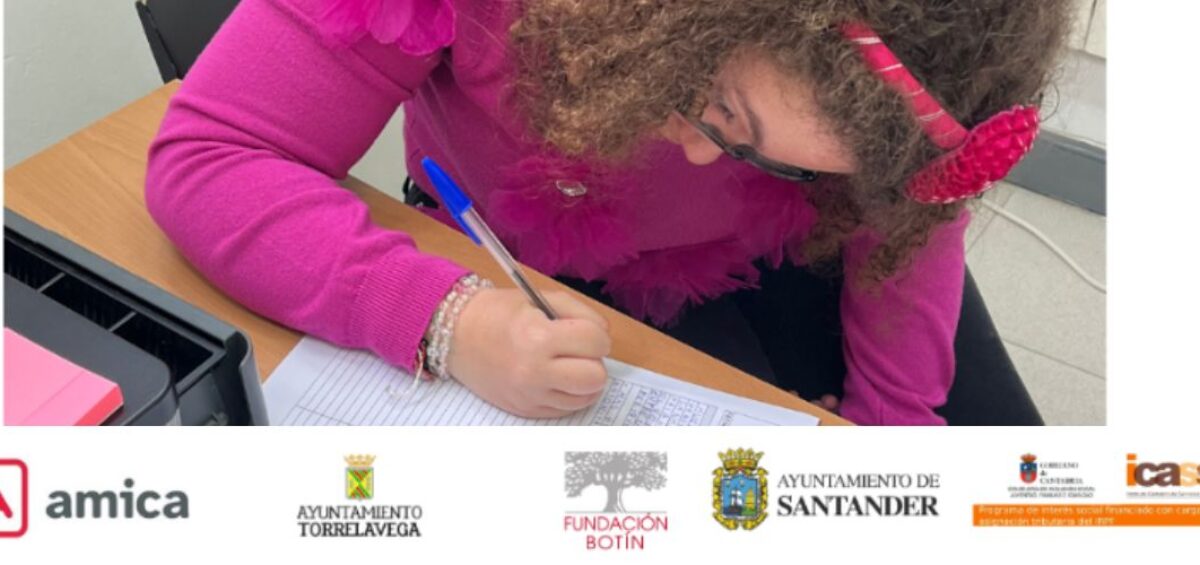 Niña apuntando en una hoja los libros vendidos en la librería Solidaria de Amica