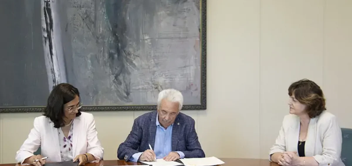 Firma del Convenio de la rectora de la Universidad de Cantabria, Conchi López, con el presidente de Amica, Joaquín Navamuel