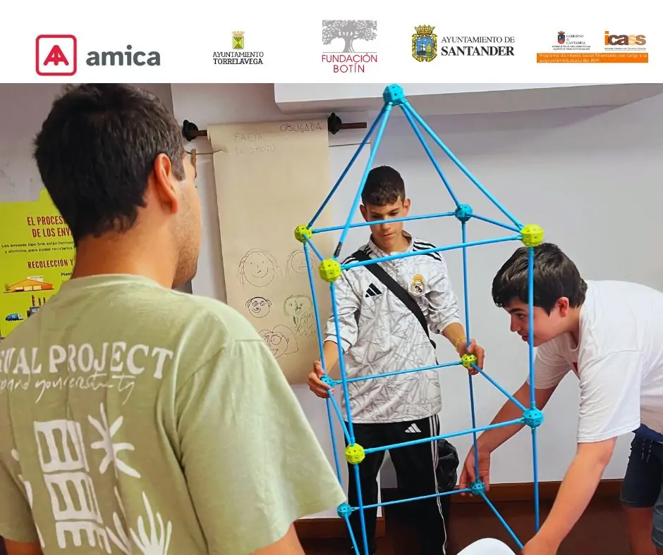 Foto del grupo de adolescentes construyendo una maqueta