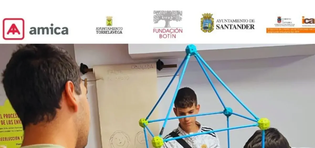 Foto del grupo de adolescentes construyendo una maqueta