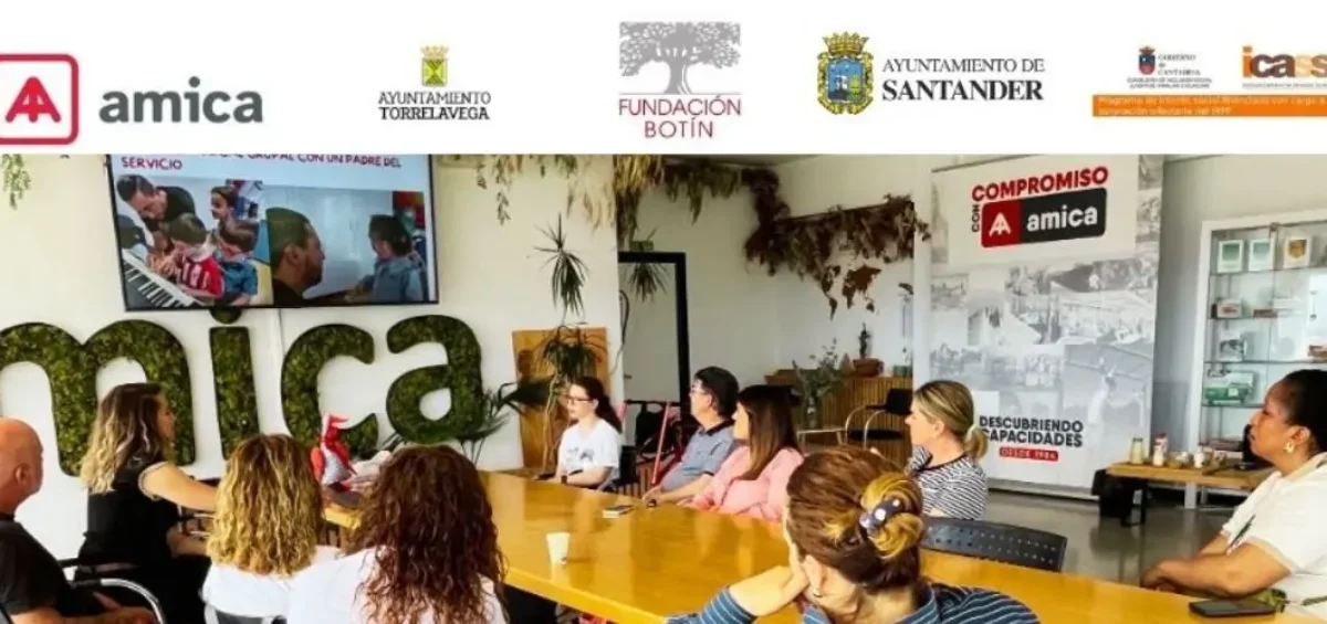 Foto de Reunión de personas viendo una presentación online