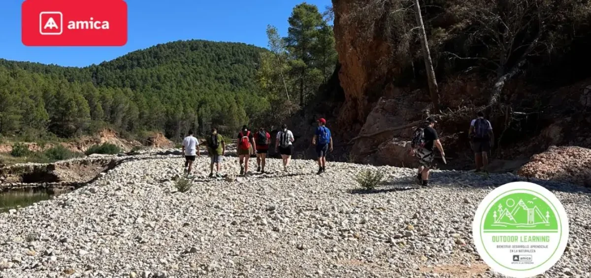 5 jóvenes disfrutan de la experiencia de outdoor learning en Campus Diversia