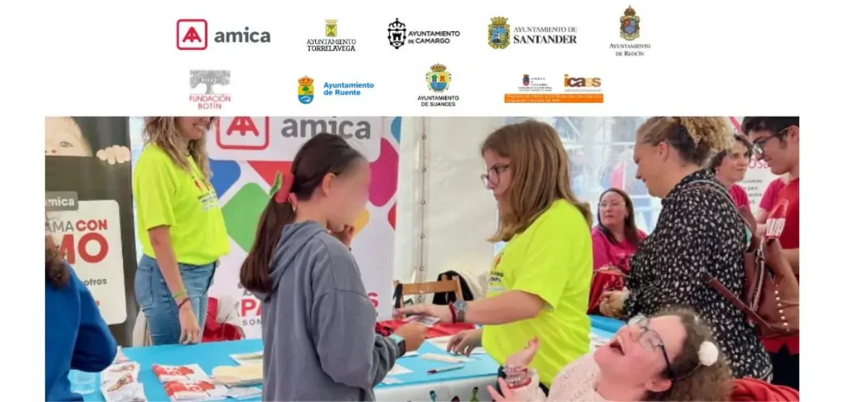 Stand de Amica con usuarios de atención a la infancia en la jornada de salud y fisioterapia organizada por el ayuntamiento de Santander