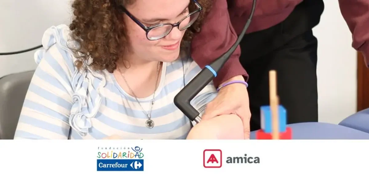 Adolescente recibiendo terapia de Indiba