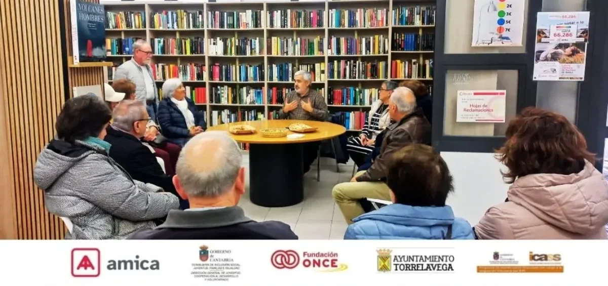 Personas asisten a las tertulias de bibliotecas humanas