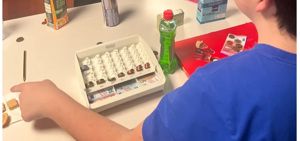 Adolescentes entrenan su autonomía en el taller "¡El precio justo!"