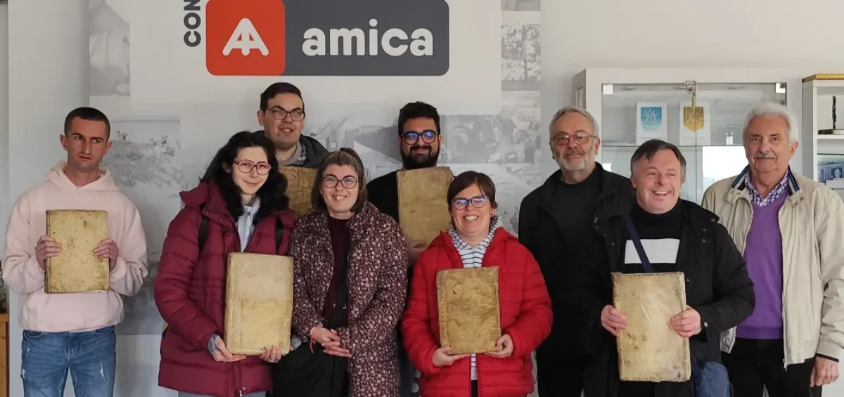 Amica dona seis libros de más de 300 años a la Biblioteca Municipal de Santander