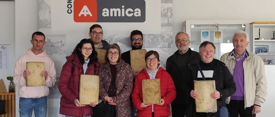 Amica dona seis libros de más de 300 años a la Biblioteca Municipal de Santander